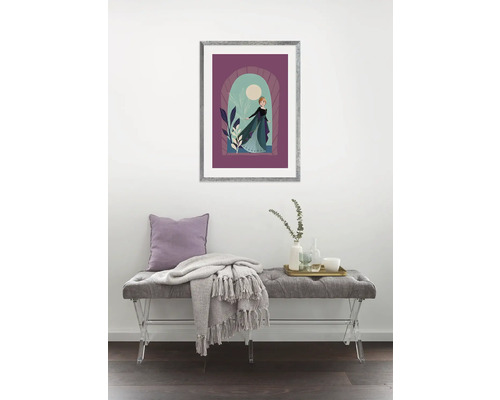 Ingelijste afbeelding met Anna uit de film Frozen, geplaatst boven een bank met kussen en deken als decoratie.