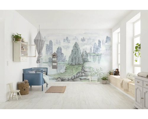 Lichte kinderkamer met muurschildering, kinderbed, kast en decoratie