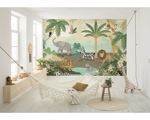 Gedecoreerde kinderkamer met junglebehang, hangmat en decoraties.