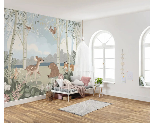 Kinderkamer met behang met dierenmotieven, bed en tapijt op een houten vloer