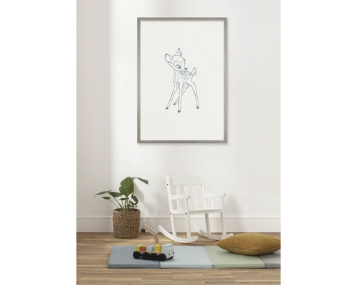 Kinderkamer met Bambi-afbeelding, speelgoed en schommelstoel voor een lichte, vriendelijke sfeer.