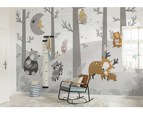 Kinderkamer met bosdiermotieven, meetlat en schommelstoel