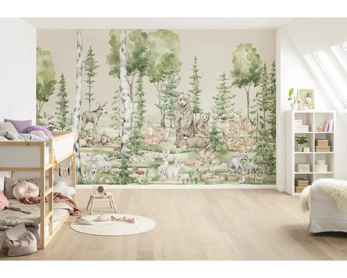 Kinderkamer met behang met bosdiermotief, berk, beer, hert, vos, haas