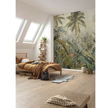 Slaapkamer met junglebehang, bed en dakramen