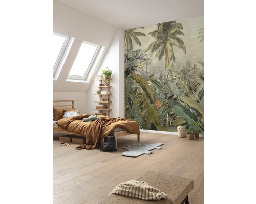 Slaapkamer met junglebehang, bed en dakramen