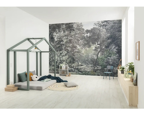 Kinderkamer met bosbehang, huisbed en speelgoed