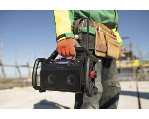 Bouwvakker draagt een bouwradio