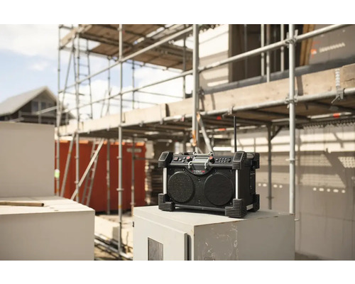 Bouwradio voor een onafgewerkt gebouw met steigers