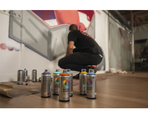 Spuitbussen met watergedragen verf voor een graffitikunstenaar