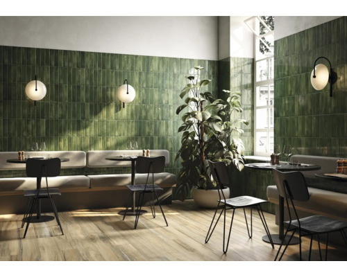 Restaurant met groene wandtegels en houten vloer