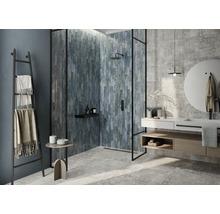 Badkamer met douche, wastafel, spiegel en handdoekrek