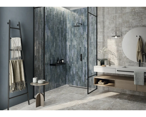 Badkamer met douche, wastafel, spiegel en handdoekrek