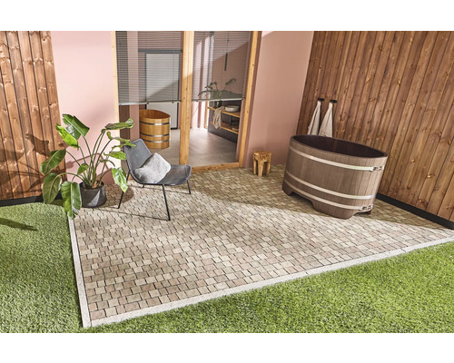 Buitenscène met bestrating, houten muur en houten bad