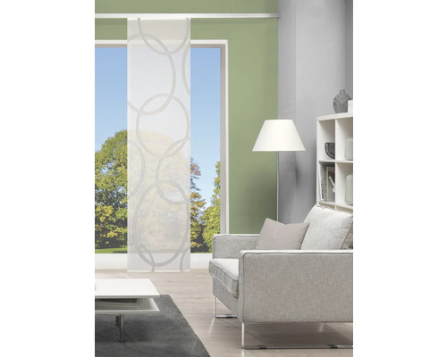 Woonkamer met schuifpaneelgordijn met cirkelpatroon, bank, vloerlamp en plank