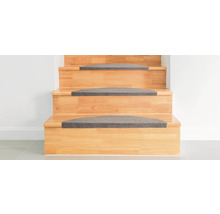 Houten trap met trapmatten voor meer veiligheid en comfort