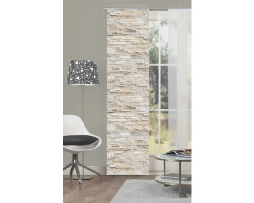 Woonkamer met schuifpaneel in steenlook, lamp, stoel en tafel