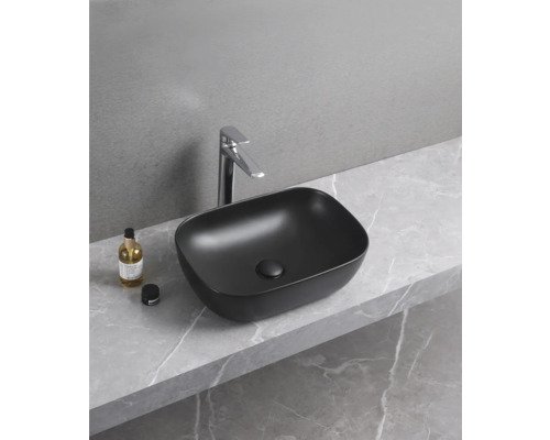 Zwarte opzetwastafel met kraan op marmeren blad