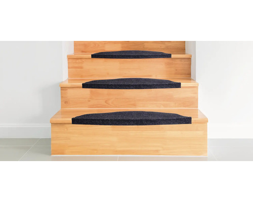 Houten trap met trapmatten