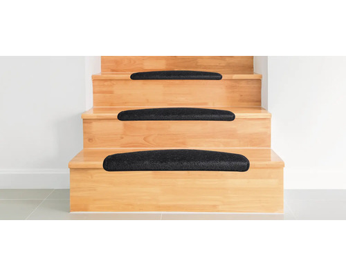 Houten trap met zwarte traptreden