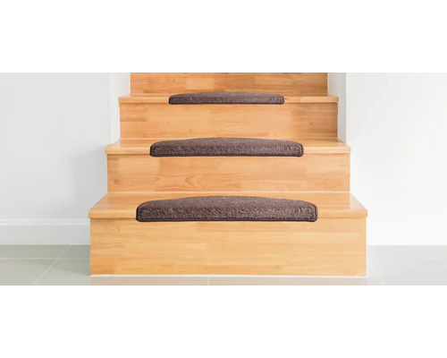 Houten trap met traptreden van tapijt