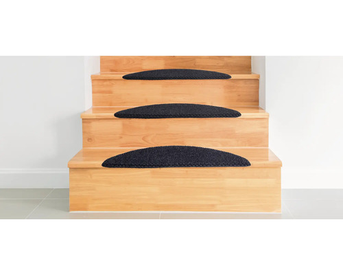 Trap met traptreden van tapijt