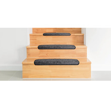 Houten trap met tapijttreden