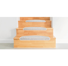 Houten trap met traptreden van tapijt