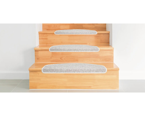 Houten trap met traptreden van tapijt