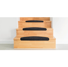 Houten trap met zwarte trapmatten
