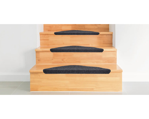 Houten trap met grijze trapmatten