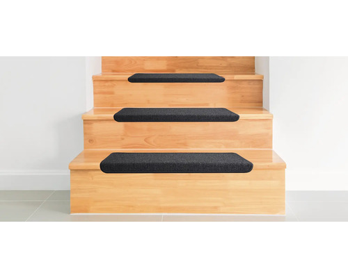 Houten trap met zwarte trapmatten