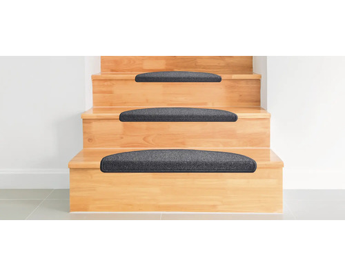 Houten trap met trapmatten voor geluidsisolatie en verhoogde veiligheid