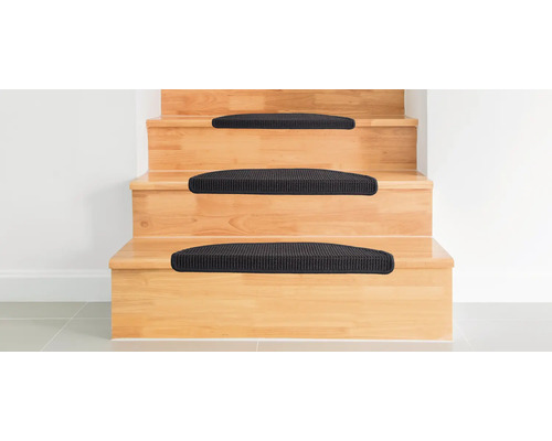 Houten trap met zwarte trapmatten