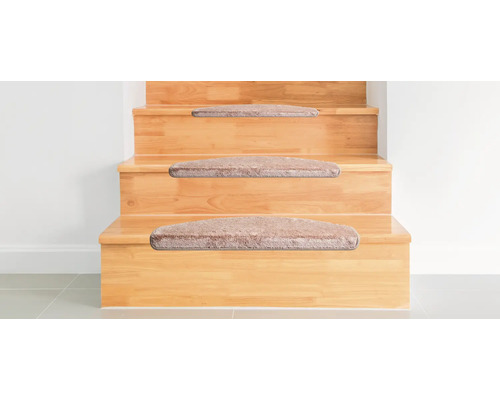 Houten trap met trapmatten van tapijt