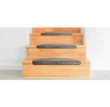 Houten trap met traptredenmatten
