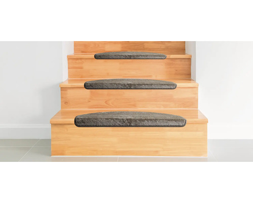 Houten trap met traptredenmatten