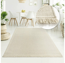 Interieur met lichtgekleurd vloerkleed en franjes