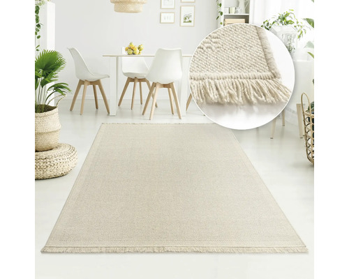 Beige vloerkleed met franjes in een lichte eetkamer.