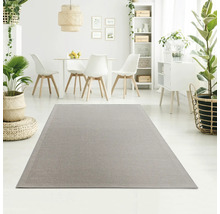 Woonkamer met vloerkleed, eettafel en stoelen