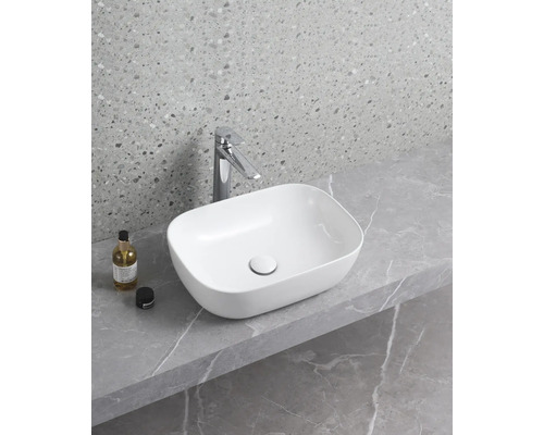 Keramische waskom met kraan op een werkblad