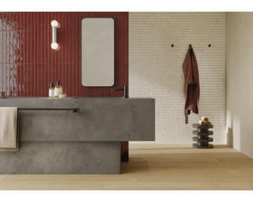 Moderne badkamer met wastafel, spiegel, tegels en handdoekhouder