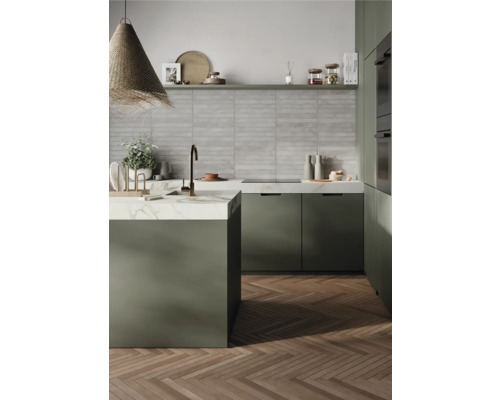 Lichte keuken met kookeiland, gootsteen, kraan en houten vloer in visgraatmotief