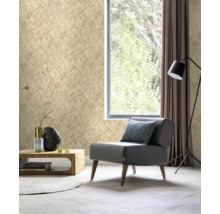 Woonkamer met behang in visgraatmotief, fauteuil en bijzettafel