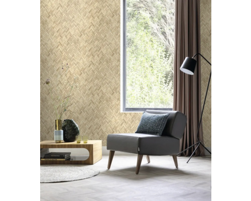 Woonkamer met behang in visgraatmotief, fauteuil en bijzettafel