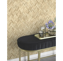 Wand met visgraatmotief en bank met decoratie