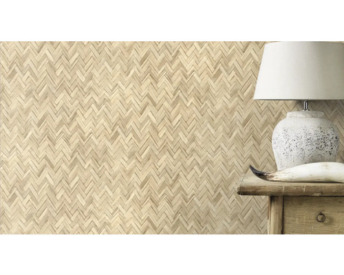 Behang met houten visgraatmotief naast tafellamp