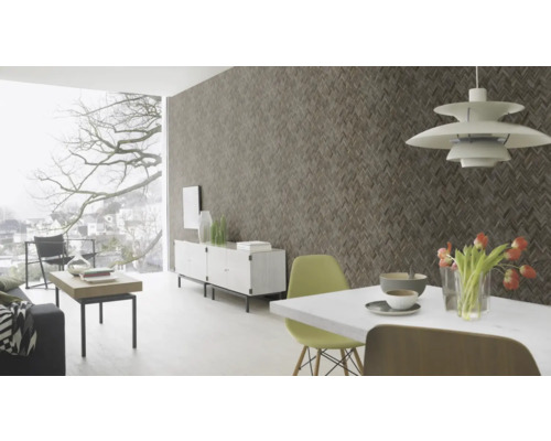 Woonkamer met patroonbehang, dressoir, eettafel en stoelen