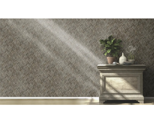 Decoratieve wand met visgraatmotief en dressoir met planten