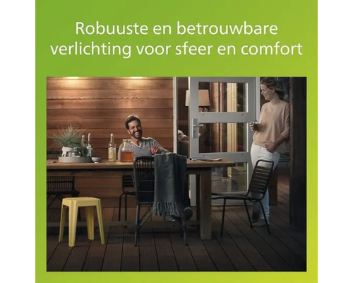 Scene met man en vrouw op een terras met tafel en stoelen.