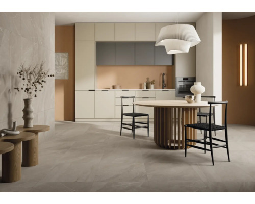 Lichte ruimte met keuken, eettafel en stoelen.